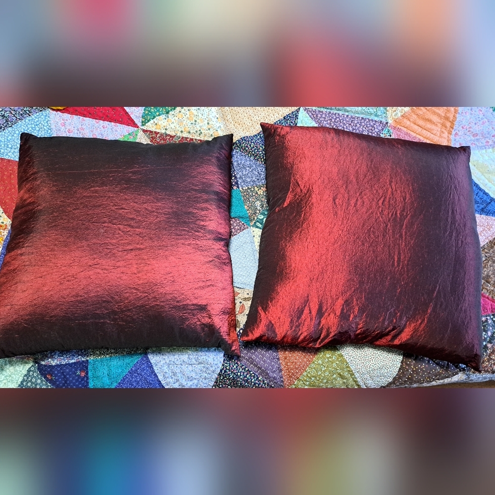 2 throw pillows